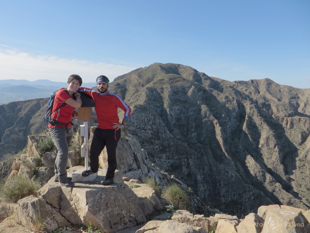 Vicente y Nuria en la cima del San Bernardo, 454 mts. Detrás el Alto del Águila