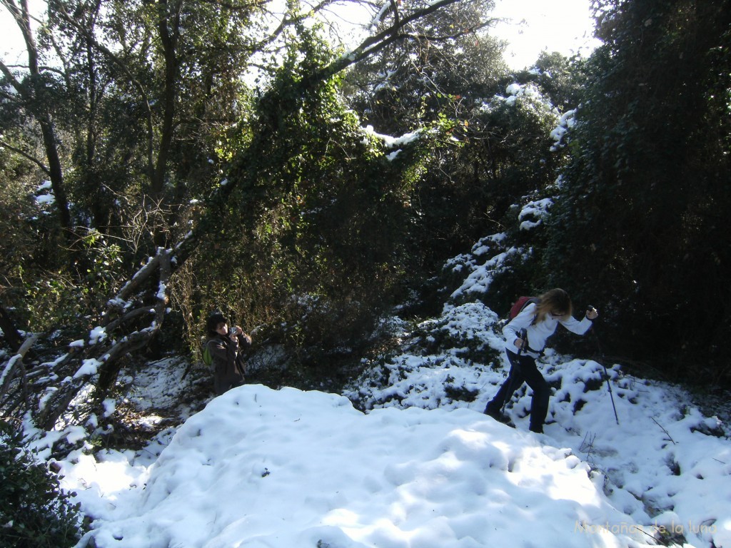 Anna y Raquel saliendo a la pista cimera