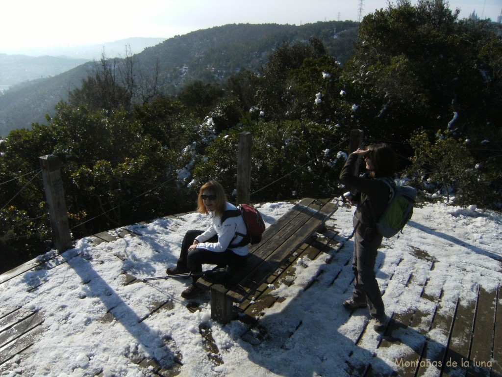 Anna y Raquel en el Turó de La Magarola, 429 mts.