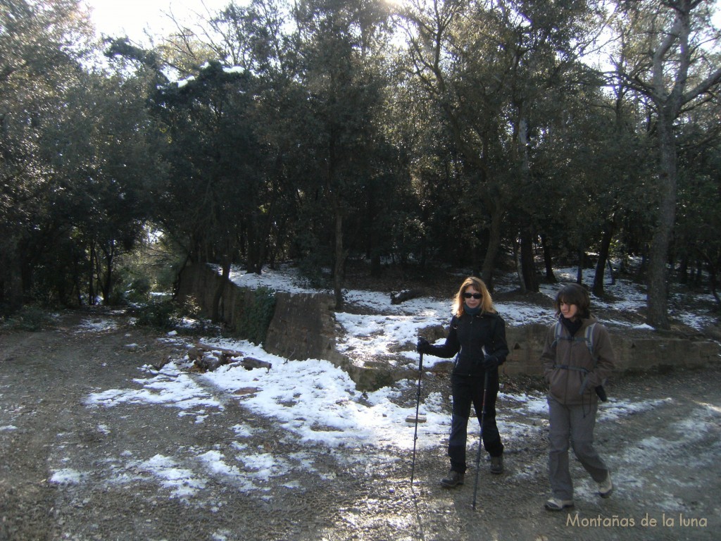 Anna y Raquel camino de la Font dels Caçadors