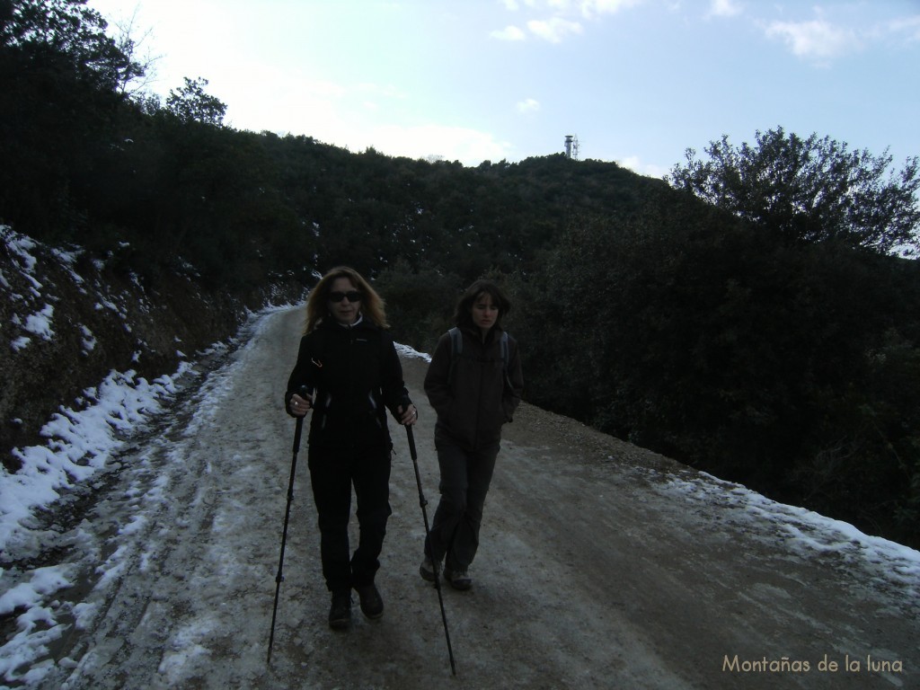 Anna, Raquel y detrás queda el Turó de Valldaura