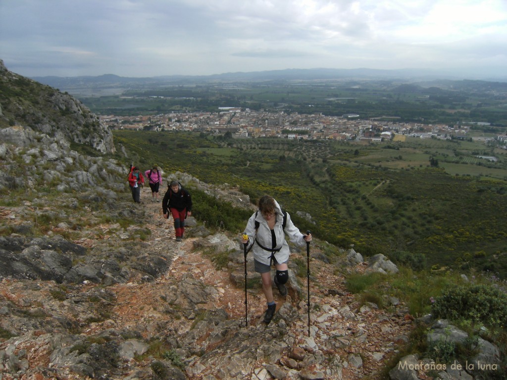 Anna llegando al Coll de Santa Caterina, atrás queda Torroella de Montgrí