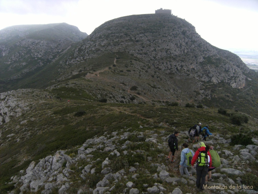 Llegando al Coll de Santa Caterina, arriba el Castell de Montgrí