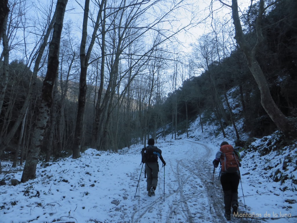 Pilu y Nuri camino arriba en el valle de Cuc