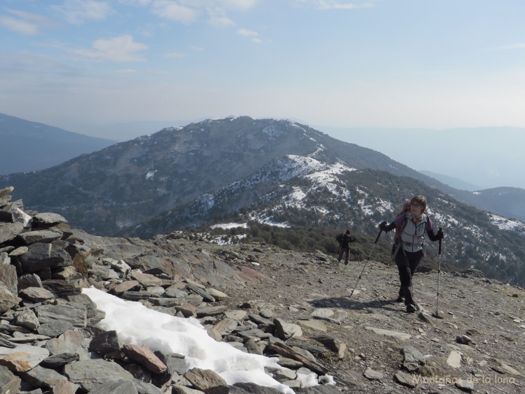 Nuri llegando a la cima del Suï, detrás el Turó del Samon