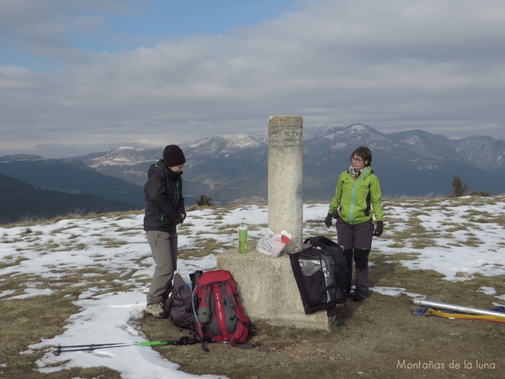 Pilu y Nuri en la cima del Turó del Samon, 1.267 mts.