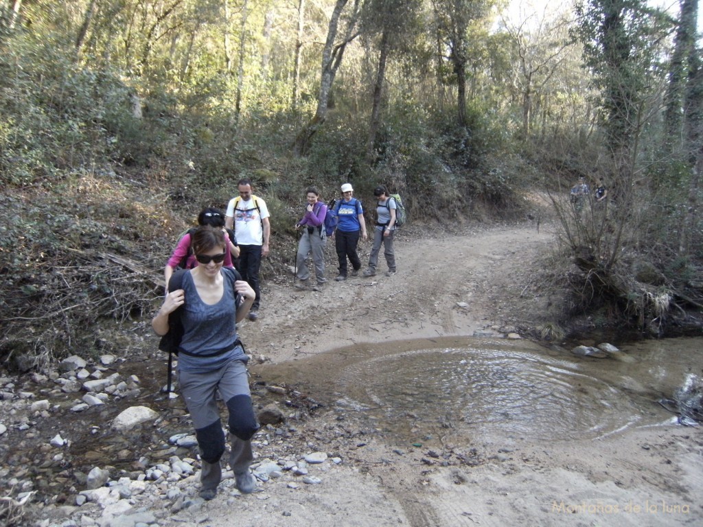 Laura cruzando la Riera de Can Terrades en Els Pasos de l'Aigua