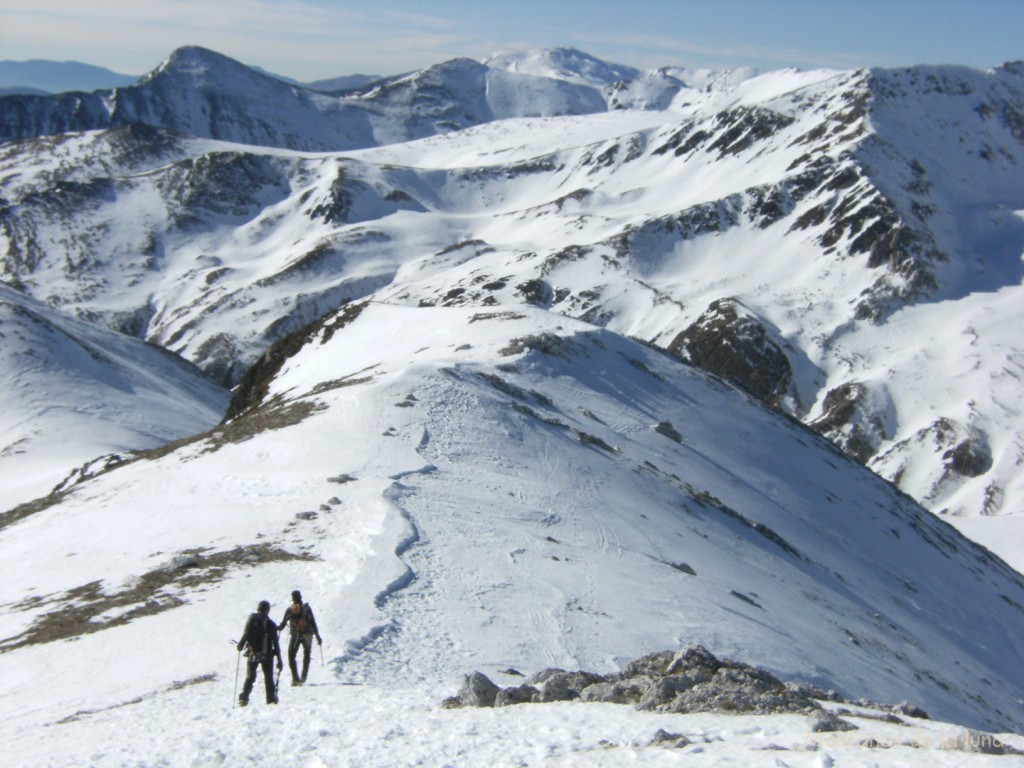 Bajada del Gra de Fajol al Coll de La Marrana. Al fondo el Puigmal