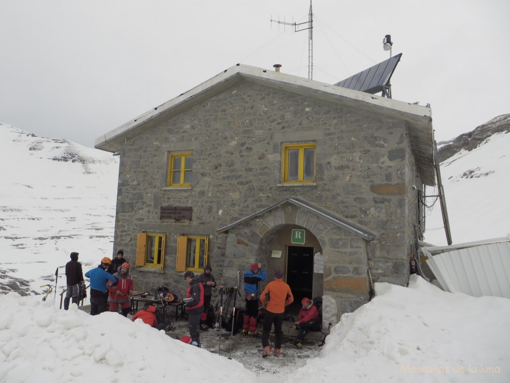 Preparativos en el Refugio de Góriz