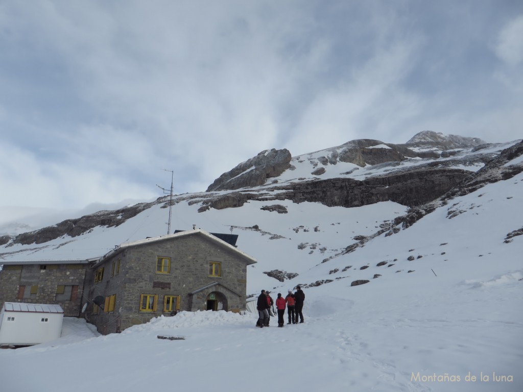 Refugio de Góriz y arriba el Cilindro de Marboré