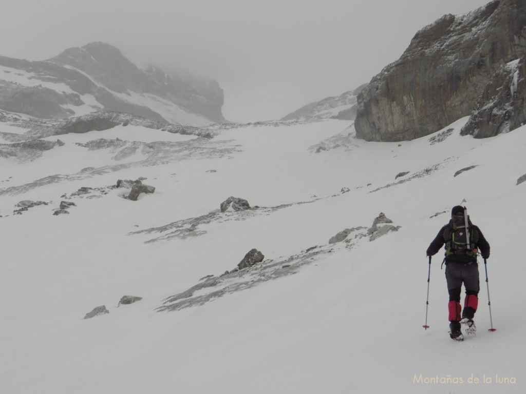 Cogiendo el camino de subida al Lago Helado, arriba el Cilindro cubierto