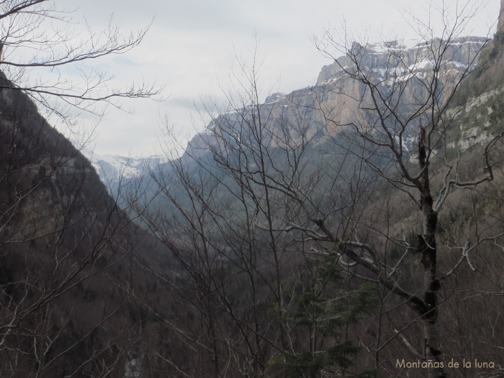 Valle de Ordesa, detrás la Punta Gallinero y Circo de Carriata