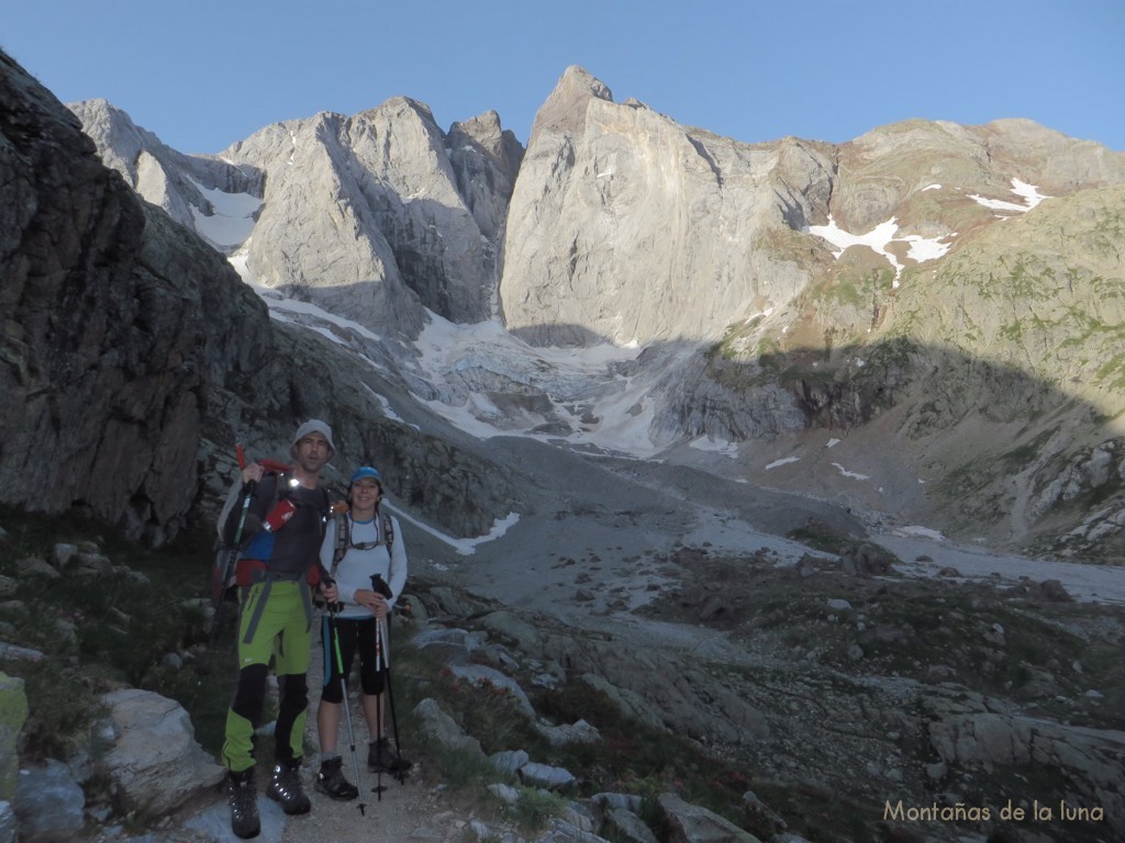 Camino de la Hourquette d'Ossoue con el Vignemale de fondo