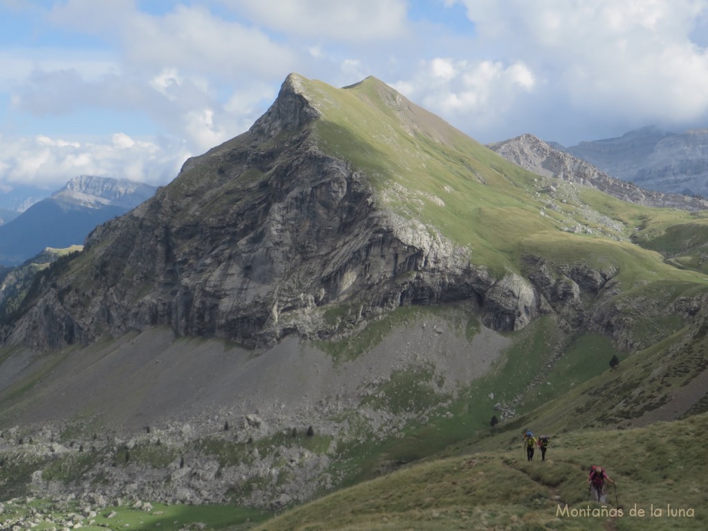 Pico Comodoto detrás en la subida