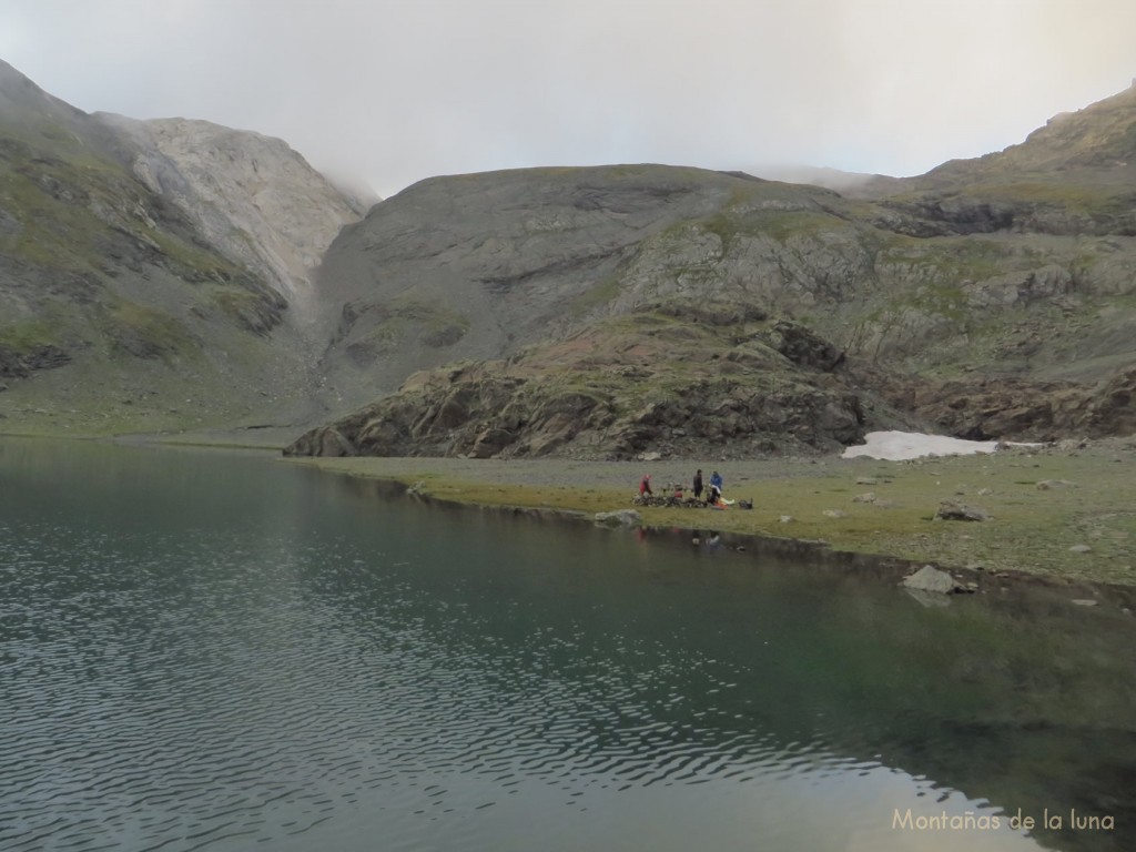 Campamento en la orilla norte del ibón más al norte de Lalarri