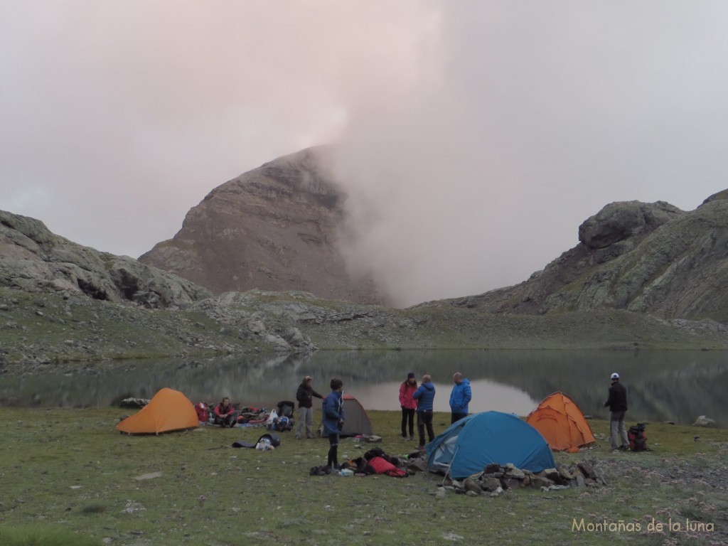 Campamento montado, al fondo el Chinipro medio cubierto