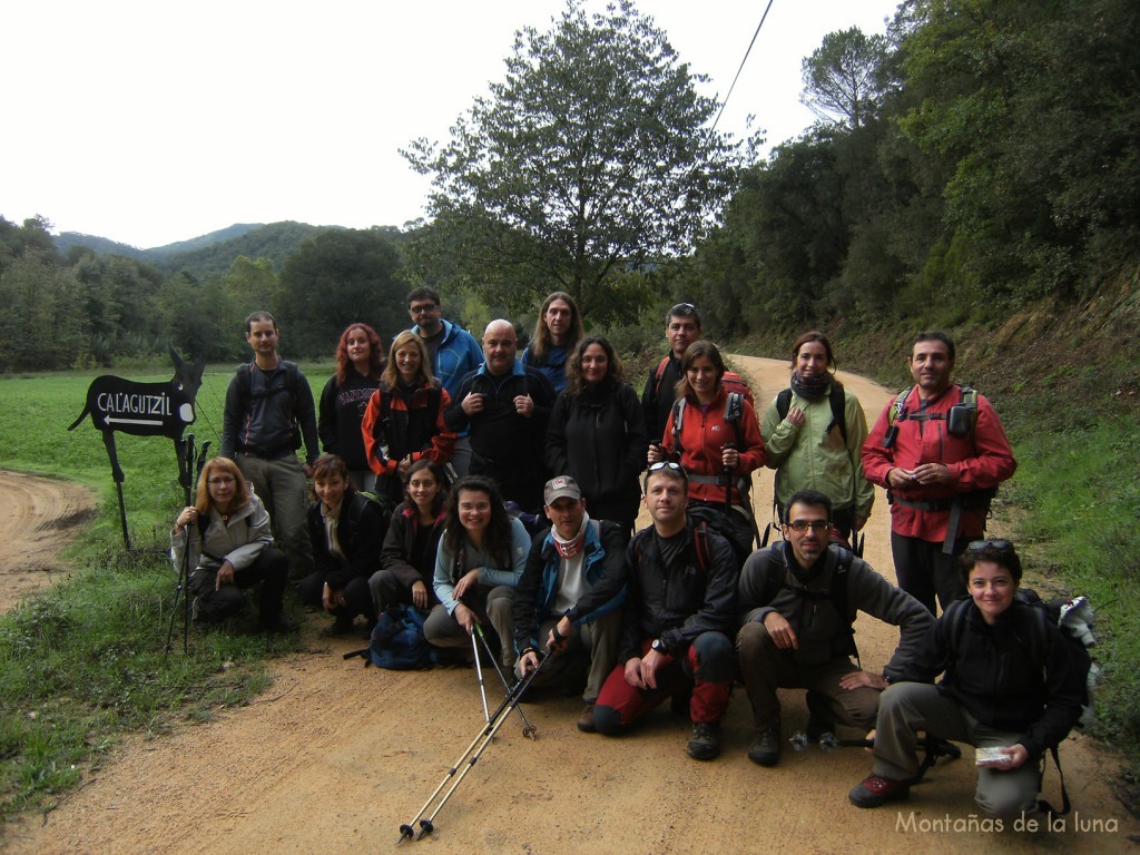 Foto de grupo en el cruce hacía Ca l'Agutzil