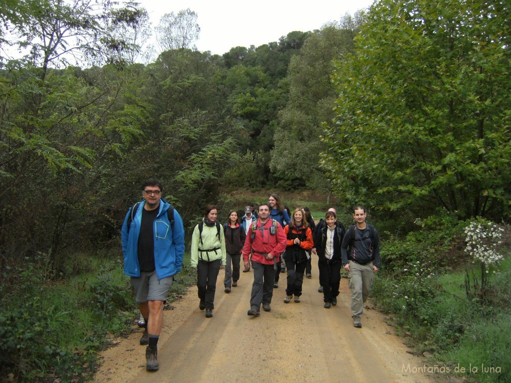 Camino de Ca l'Agutzil a Can Masó por el valle del Torrent de Can Masó. Delante Francesc