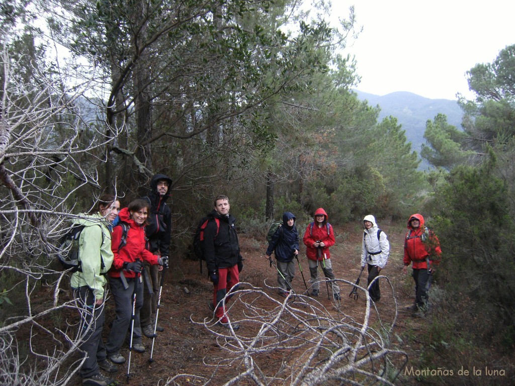 Sonia, Nuri, David, Alex, Piluca las dos Annas y Kike bajando del Montgròs.