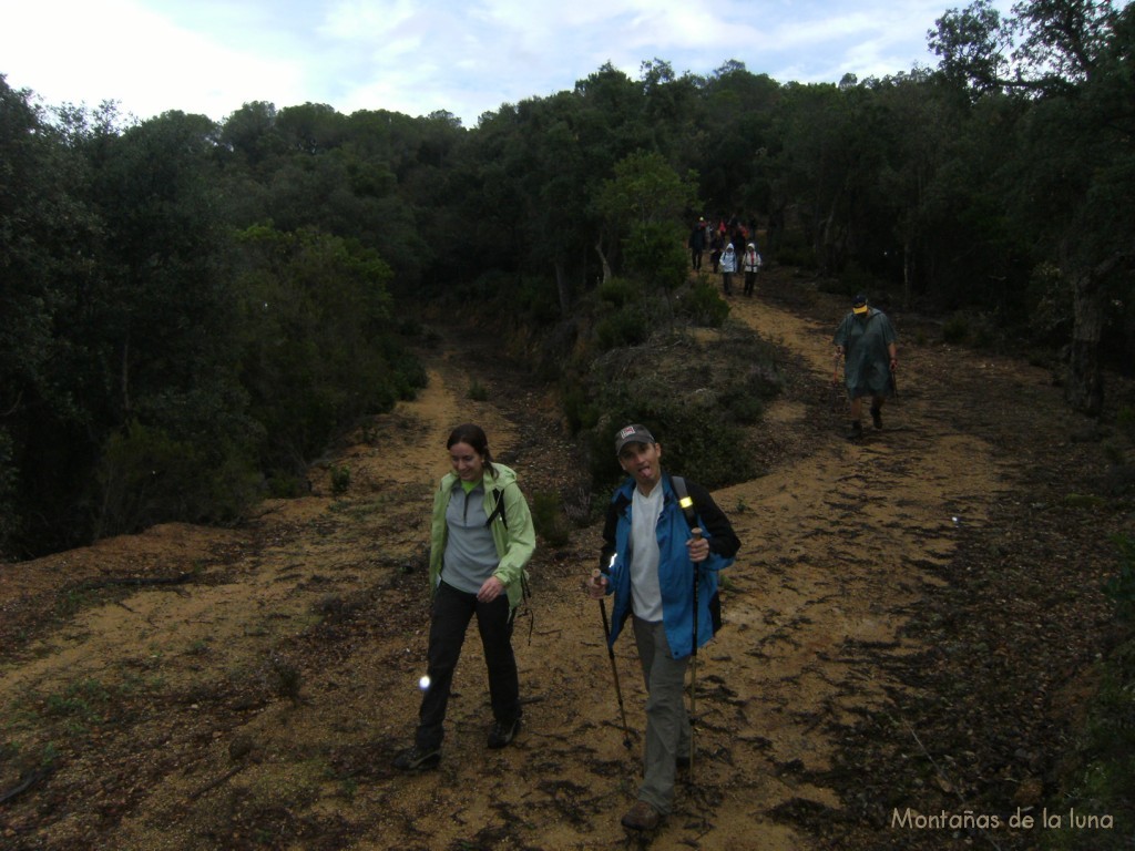 Bajando al camino de Ca l'Agutzil. Delante Sonia y Pep