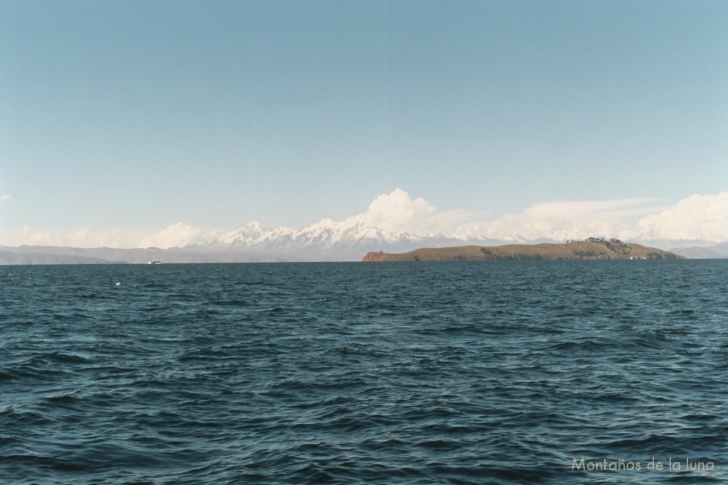 Lago Titicaca navegando hacia la Isla del Sol. Delante la Isla de La Luna y detrás los Andes