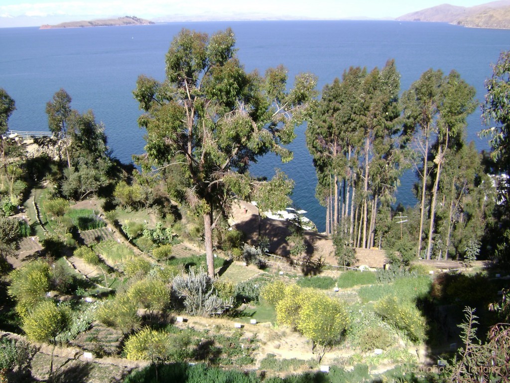 Desde la Isla del Sol, a la izquierda la Isla de La Luna