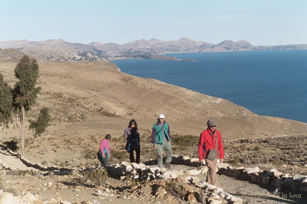 Excursión por la Isla del Sol. Delante Edu, Ballester, Gemma y Carmen