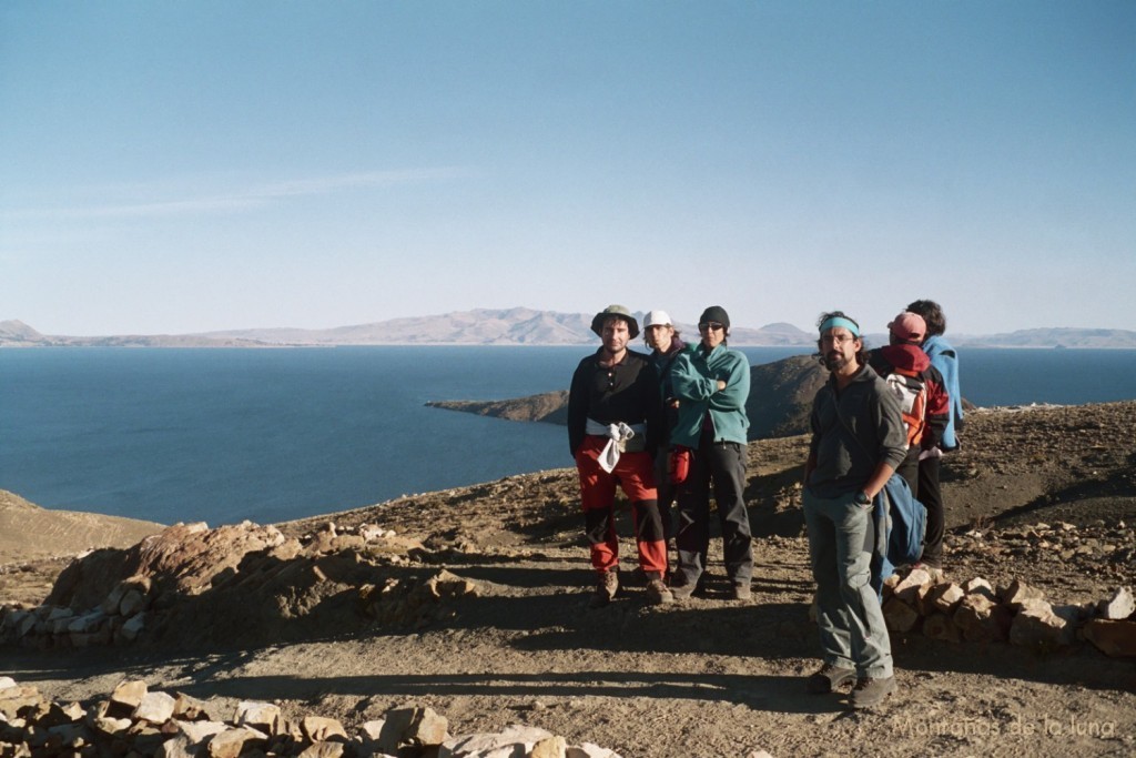 Excursión por la Isla del Sol. Delante Jesús y a la izquierda Carmen, Ballester y Joaquín