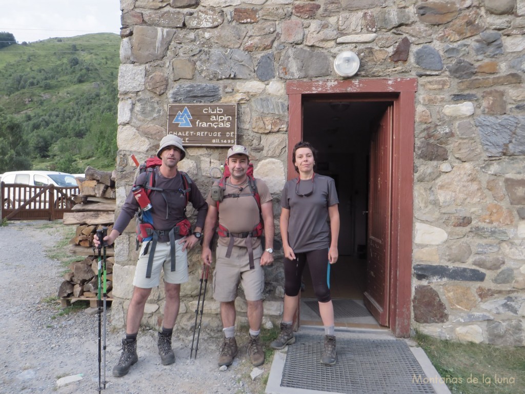 Mario, Joaquín y Txell saliendo del Refugio Grange de Holle