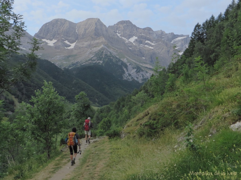 Valle de Gavarnie. Delante los Astazu y el Marboré en el centro