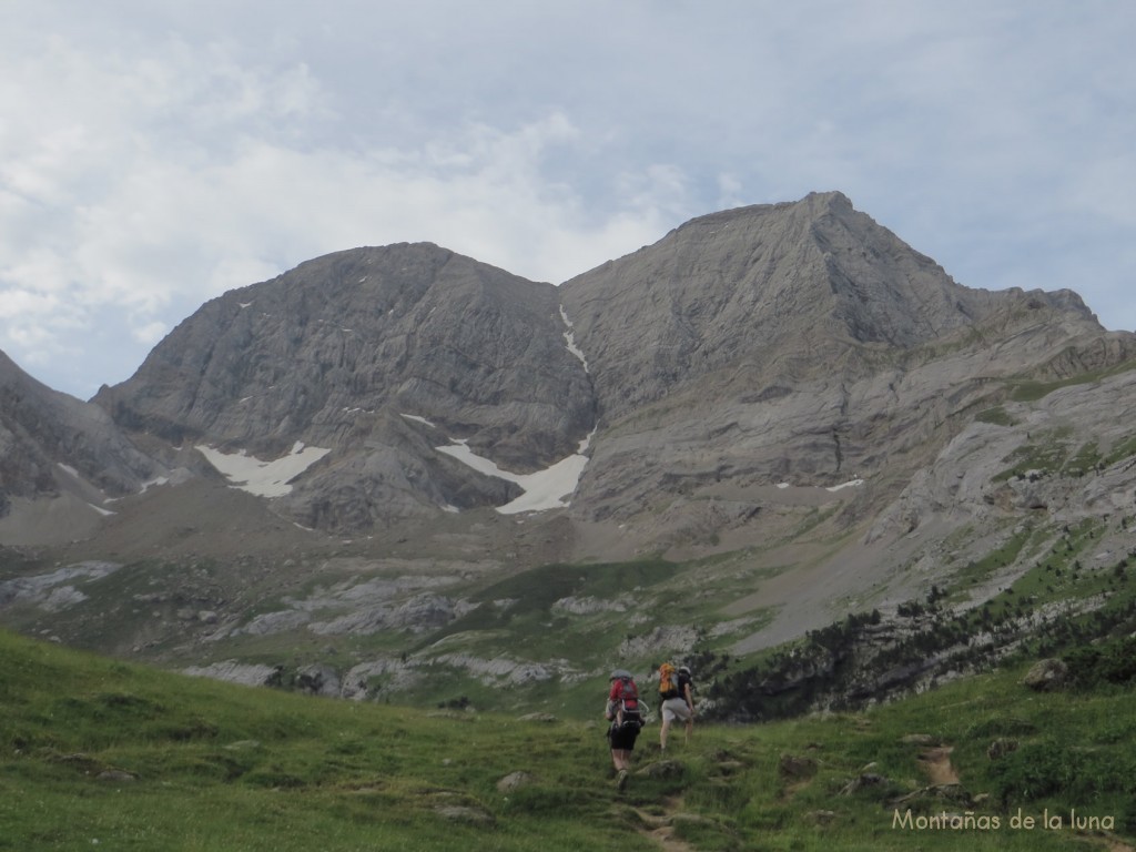 Subida al Refugio des Espuguettes, los Astazu y el Corredor Swan en el centro