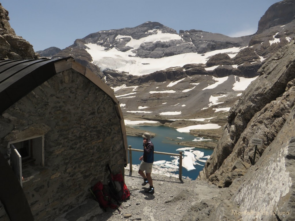 Mario en el Refugio de Tucarroya, al fondo Monte Perdido