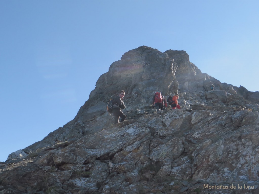 Subiendo por la cresta oeste de La Munia