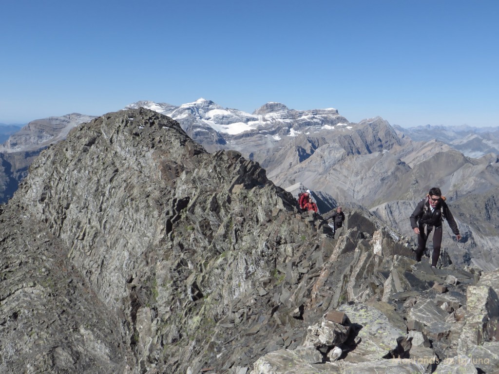 Delante Txell en el cresta cimera de La Munia