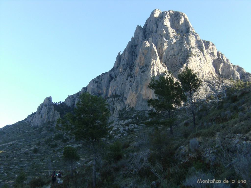 Cogiendo la senda que bordea la parte oeste de la montaña