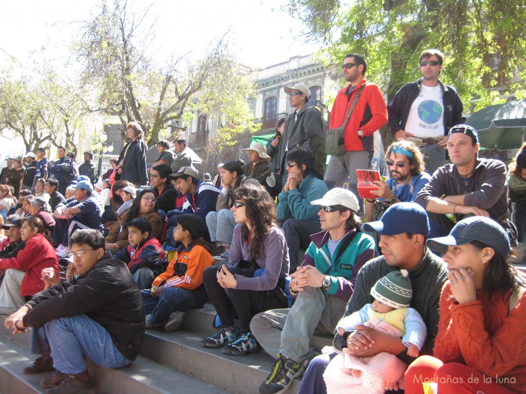 El grupo en la Plaza Murillo