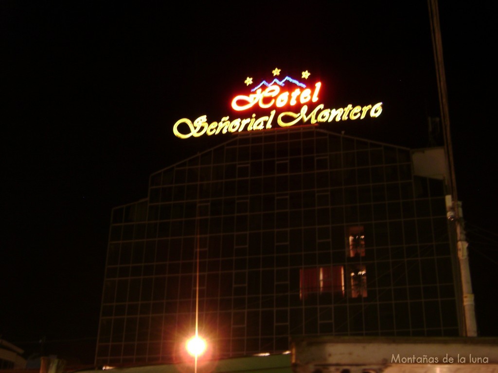 Hotel Señorial Montero por la noche