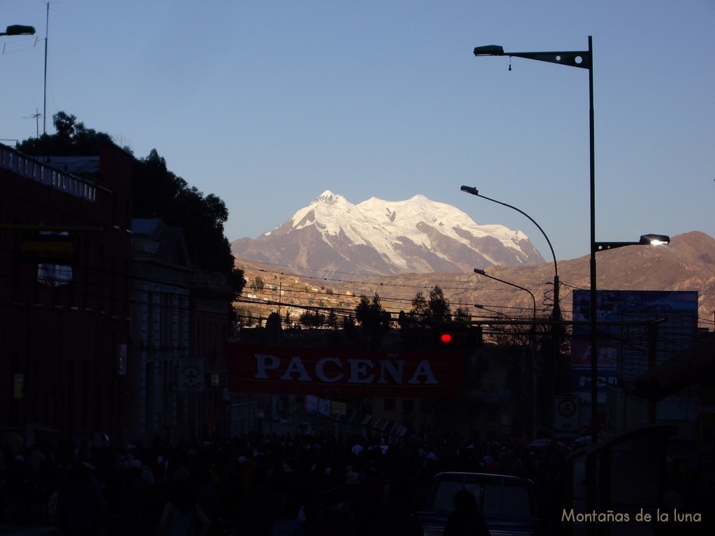 Al fondo el Illimani desde La Paz