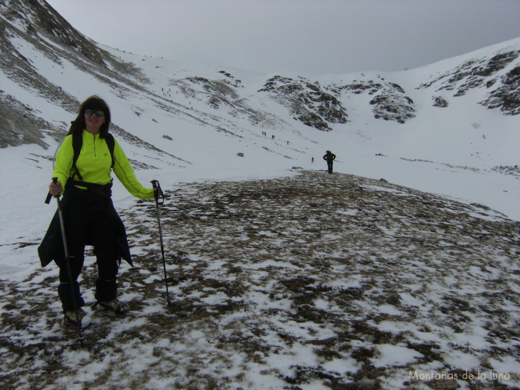 Olga y detrás el Coll de La Marrana