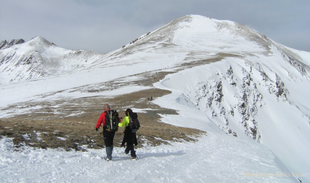 Josep y Olga en el Coll de La Marrana, 2.529 mts., camino del Bastiments a la derecha