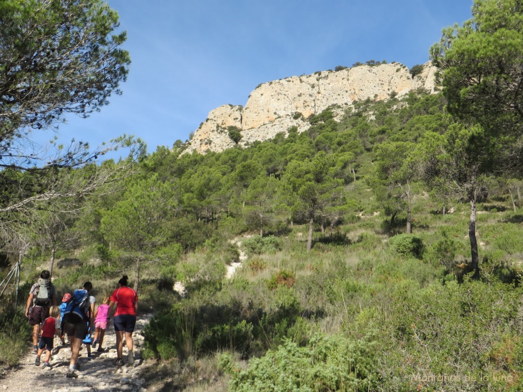 Subiendo al Despeñador desde el Coll del Portell, arriba las paredes de dicho pico