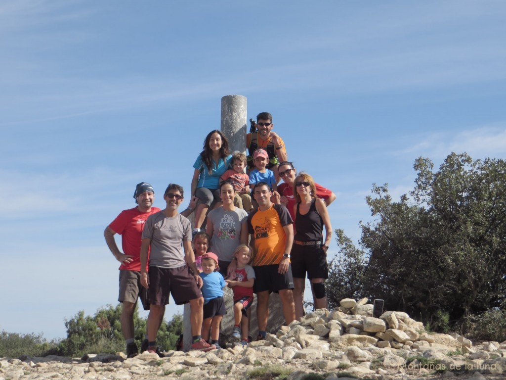 Cima del Despeñador, 1.261 mts., de izquierda a derecha los mayores: Joaquín, Jesús, Infi, María José, Antonio, Quique, Eva y Anna