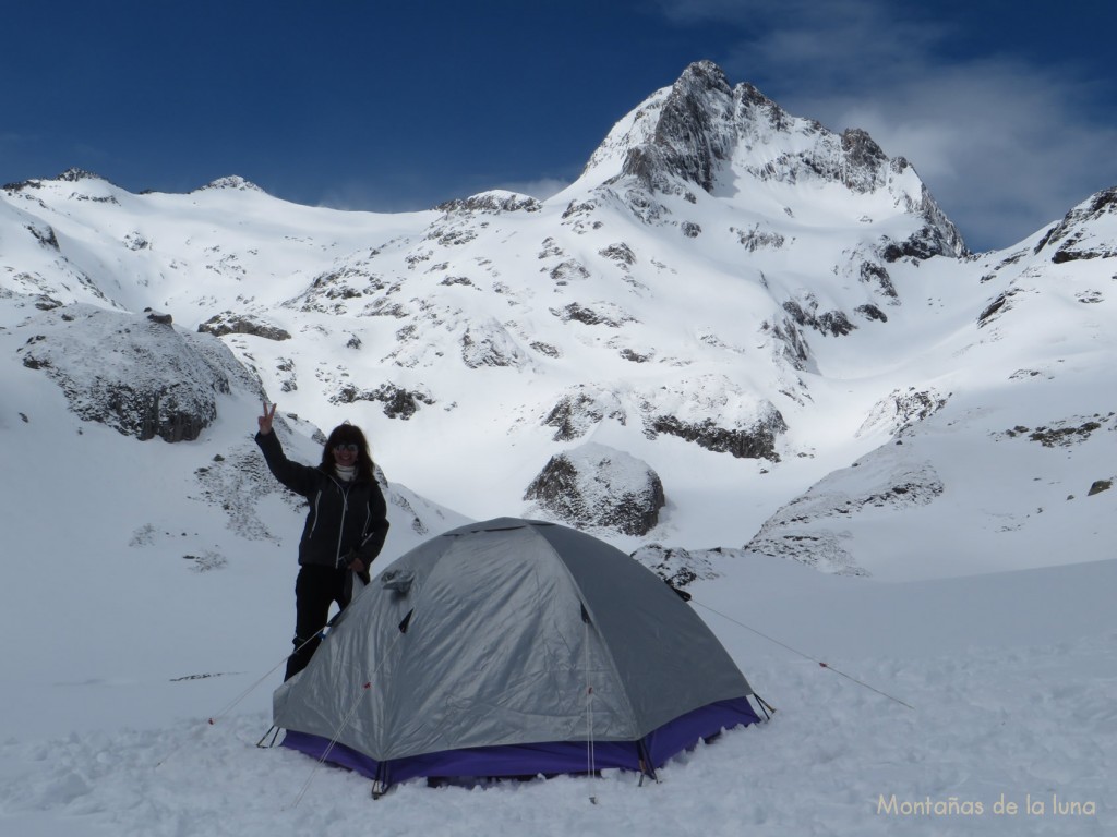 Acampados junto al Lac deth Hòro, delante Olga y el Forcanada detrás