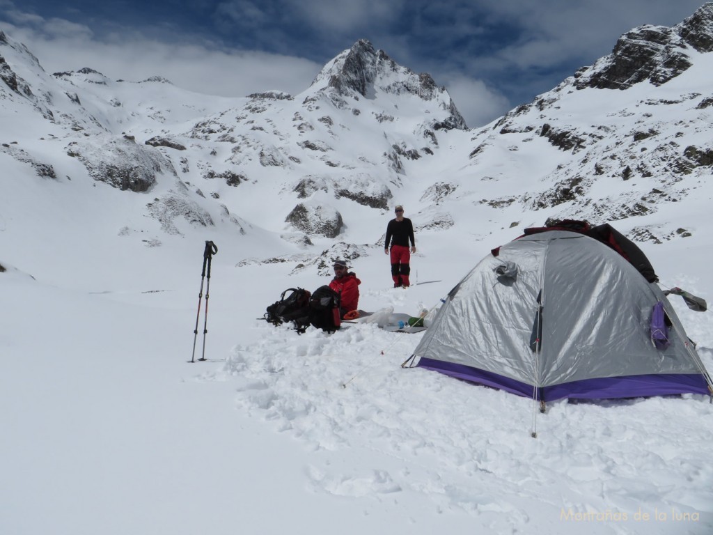 Acampados junto al Lac deth Hòro, Paco, Joaquín y al fondo el Forcanada