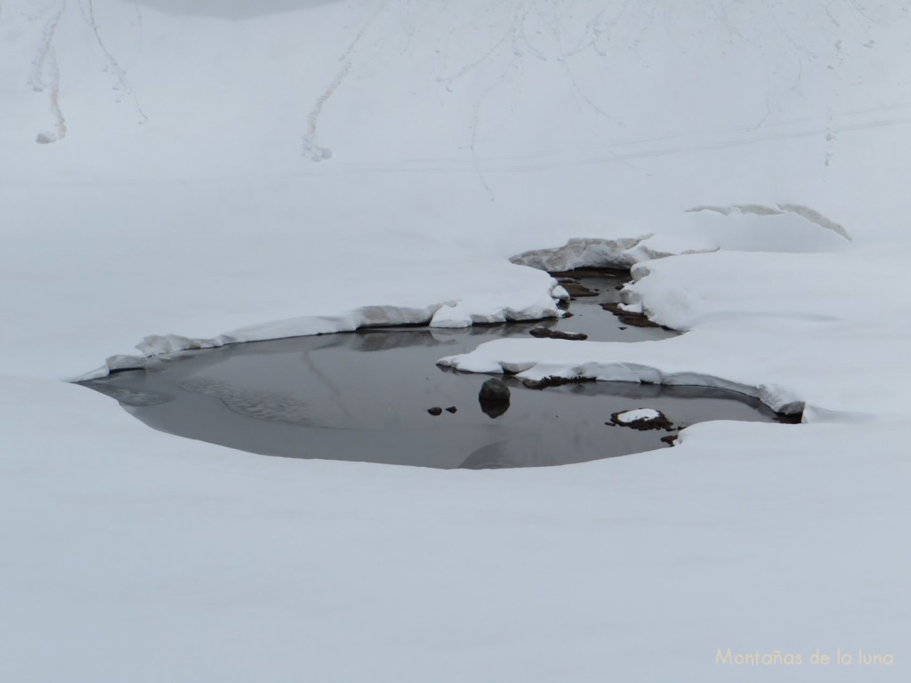 Lac deth Hòro bajo la nieve