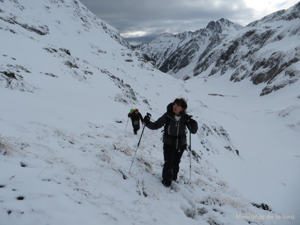 Olga y Paco camino del Forcanada, detrás el Lac deth Hòro en el Valle del Nère