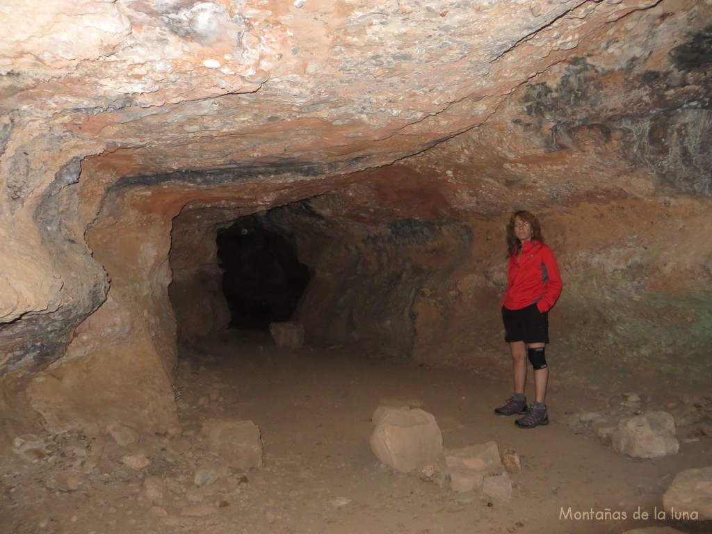 Anna en la Cova de la Cort Fosca