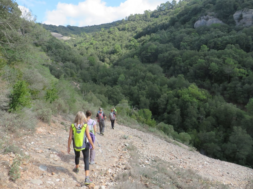 Bajada a la Font dels Traginers, delante el Torrent de la Coma d'en Vila