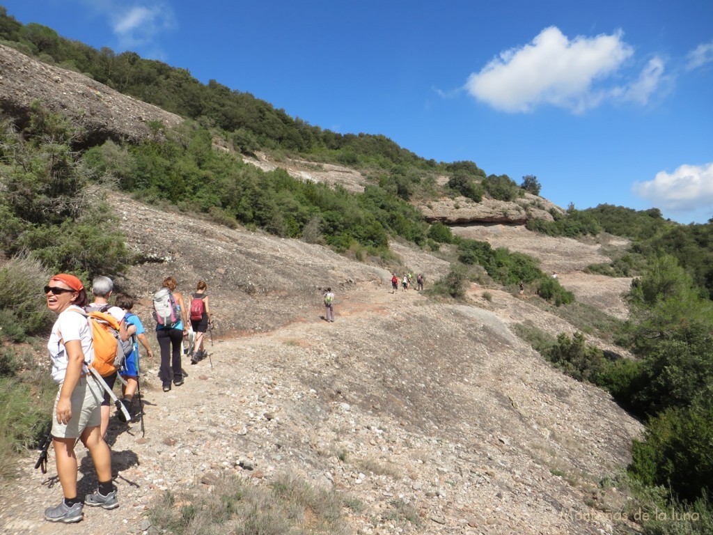 Por fin en la senda hacía el G.R.-5, delante Encarna