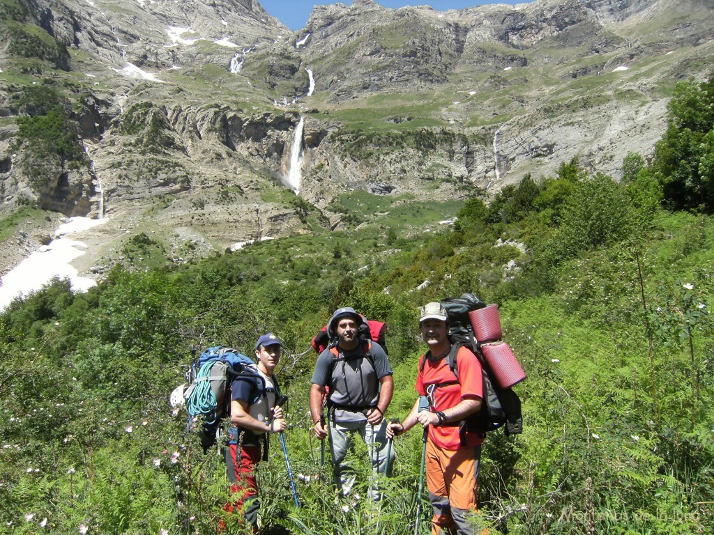 Antonio, Manolet y Joaquín con la Cascada del Cinca y el Circo de Pineta detrás